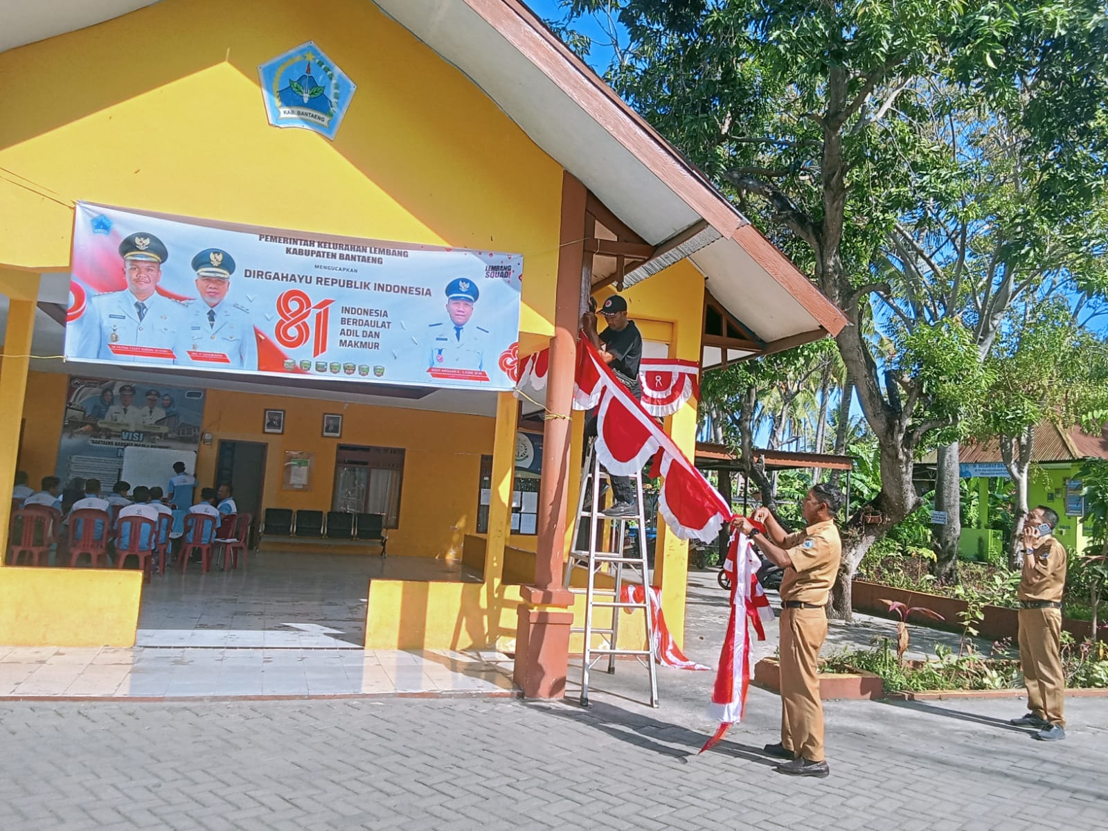 Semangat Kemerdekaan Menggelora! Seklur Lembang Bersama Perangkat Kelurahan Percantik Kantor dengan Nuansa Merah Putih di Tengah Pelatihan Smart Building